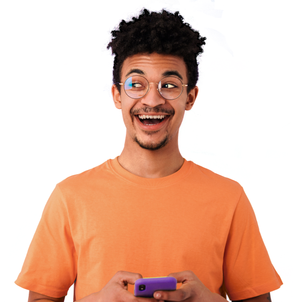 Mulher sorridente e confiante com um celular na mão.